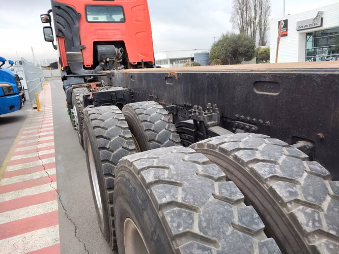Camion Renault Modelo K480 8x4 chasis