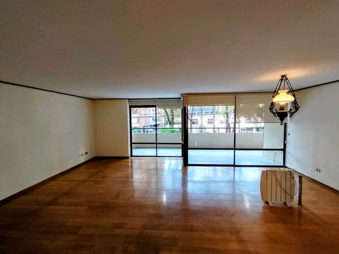 En Barrio El Golf Se Arrienda Departamento de 4D4B + 2E y B en Segundo Piso - Imagen 6