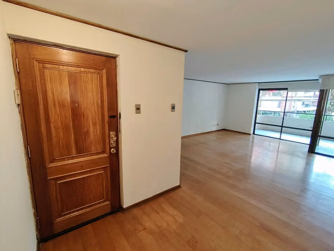 En Barrio El Golf Se Arrienda Departamento de 4D4B + 2E y B en Segundo Piso - Imagen 5