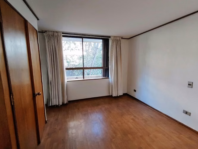 En Barrio El Golf Se Arrienda Departamento de 4D4B + 2E y B en Segundo Piso - Imagen 20