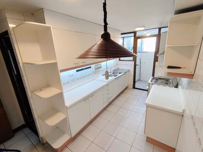 En Barrio El Golf Se Arrienda Departamento de 4D4B + 2E y B en Segundo Piso - Imagen 18