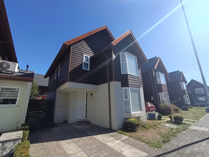 CASA EN CONDOMINIO TOROBAYO, EXCELENTE ESTADO