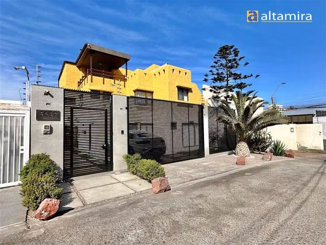 Casa en venta de 5 dorm. en Iquique - Imagen 2
