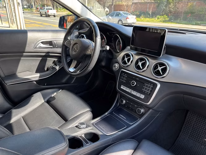 MERCEDES-BENZ GLA 200 2020
