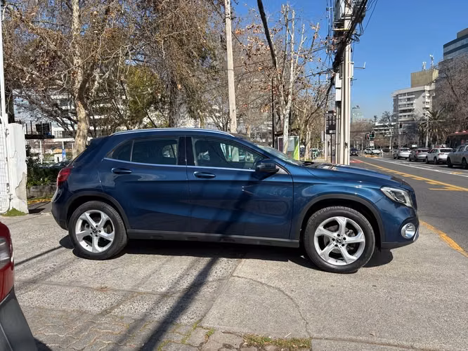 MERCEDES-BENZ GLA 200 2020