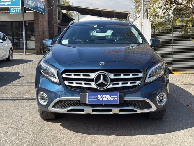 MERCEDES-BENZ GLA 200 2020