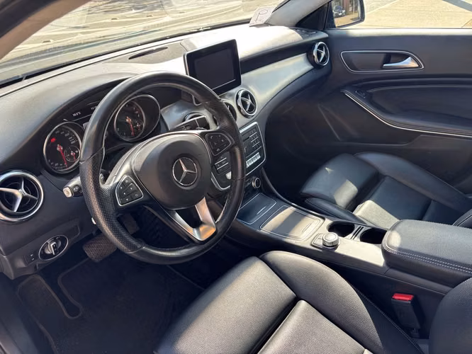 MERCEDES-BENZ GLA 200 2020