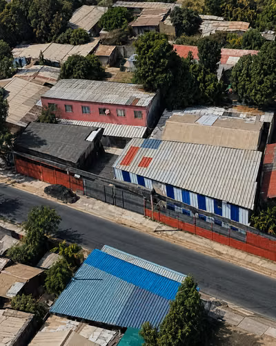Inversión inmobiliaria con 8 departamentos y galpón industrial arrendado - Imagen 4