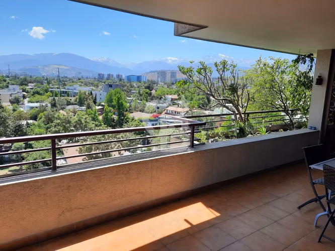 Departamento en las condes con vista asegurada.
