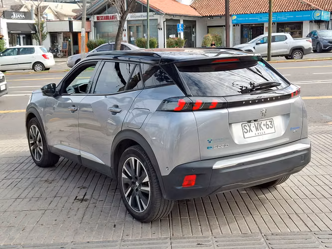 PEUGEOT E-2008 2023