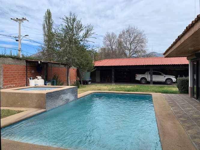 Casa de alto estándar con piscina y quincho | Carretera San Martín