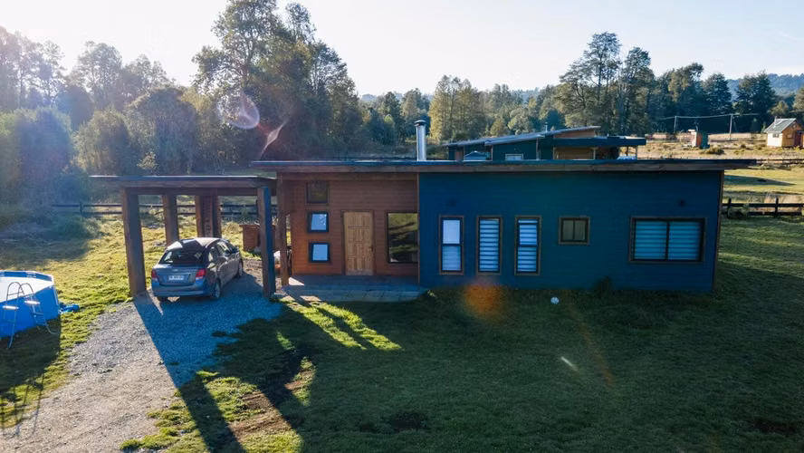 PARCELA CON 3 CASAS EN CONDOMINIO