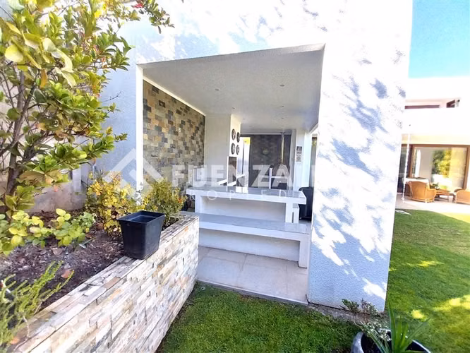 Casa en arriendo de 4 dorm. en Lo Barnechea