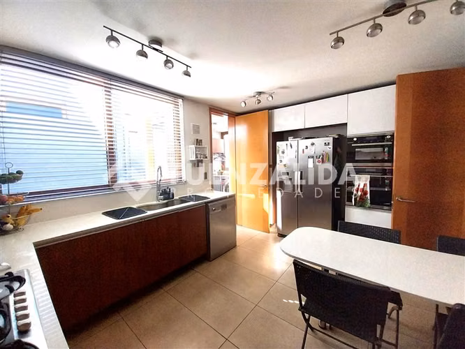 Casa en arriendo de 4 dorm. en Lo Barnechea