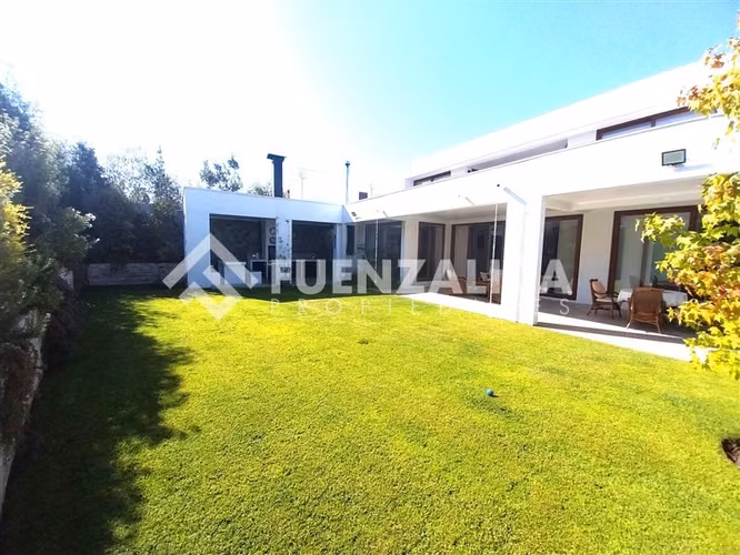 Casa en arriendo de 4 dorm. en Lo Barnechea