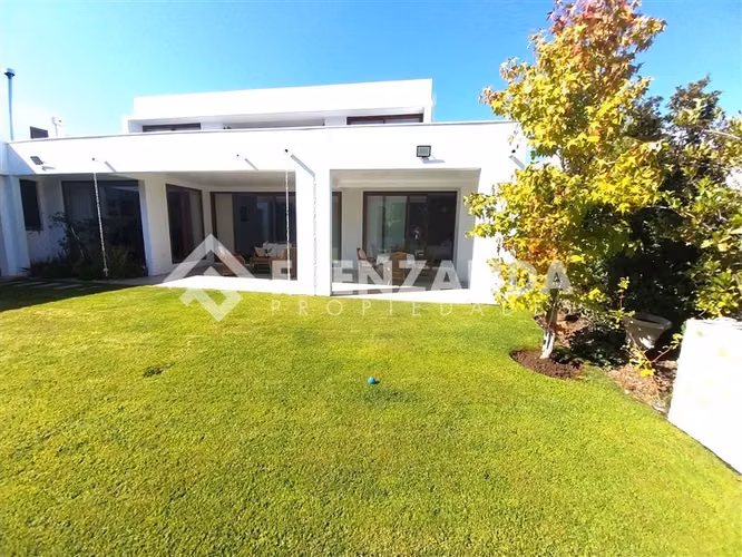 Casa en arriendo de 4 dorm. en Lo Barnechea