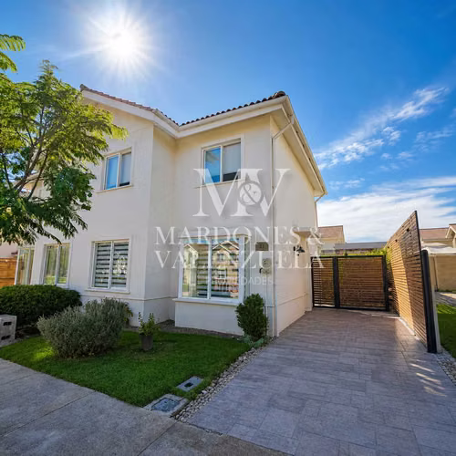 Casa como nueva, en Condominio Bello y Seguro (181243)