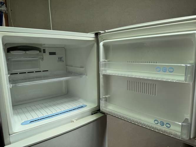 Sofás, cocina, refrigerador, cama y rack - Imagen 9