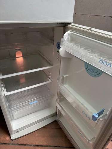 Sofás, cocina, refrigerador, cama y rack - Imagen 6