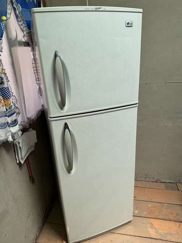 Sofás, cocina, refrigerador, cama y rack - Imagen 10
