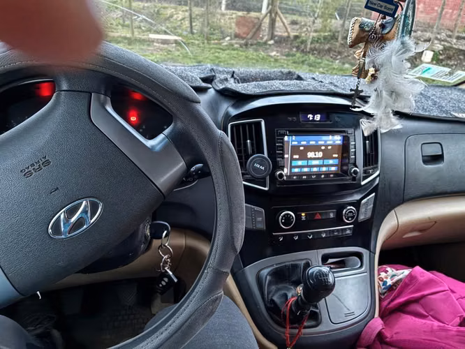 Furgón Hyundai H1 año 2018 - Imagen 2