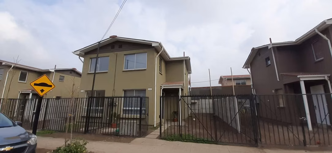 SE ARRIENDA HERMOSA CASA 3D 2B EN COLINA