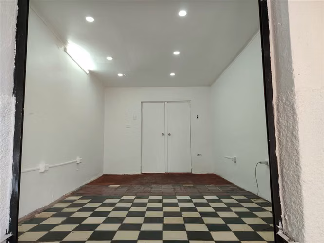 LOCAL COMERCIAL Frente a Colegio Saint Charles