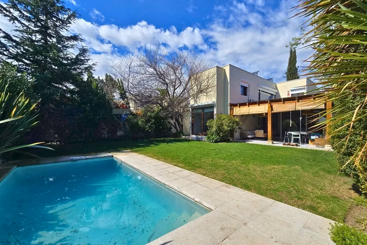 2 dorm en suite + 2 dormitorios + piscina