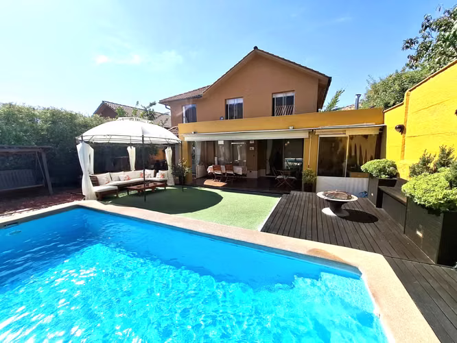 HERMOSA CASA AMPLIA , LUMINOSA CON TERRAZA Y PISCINA