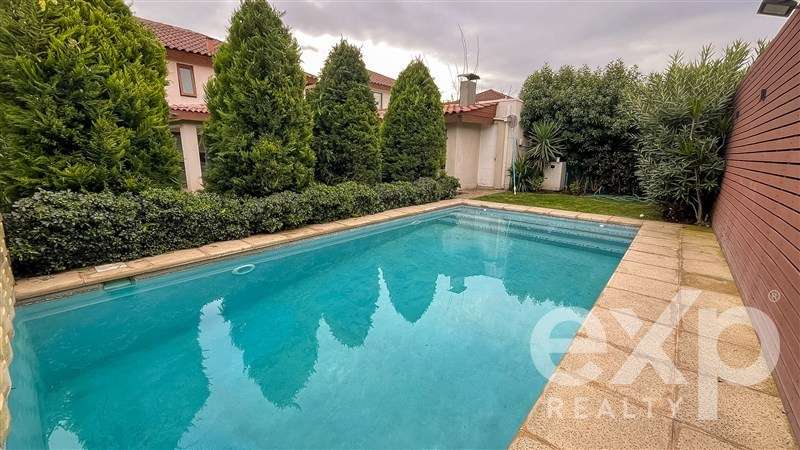 Casa en venta de 6 dorm. Chicureo