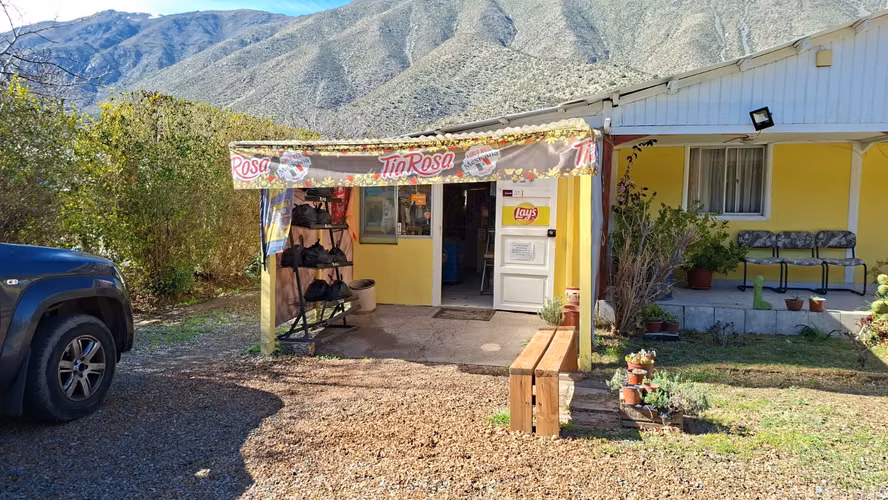 Casa con quincho, piscina y 4.124 m² en sector Hidalgo