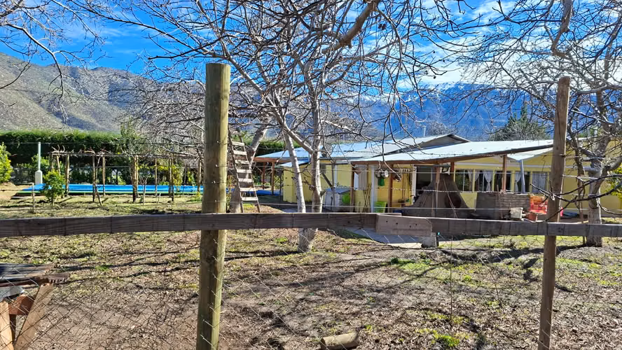 Casa con quincho, piscina y 4.124 m² en sector Hidalgo