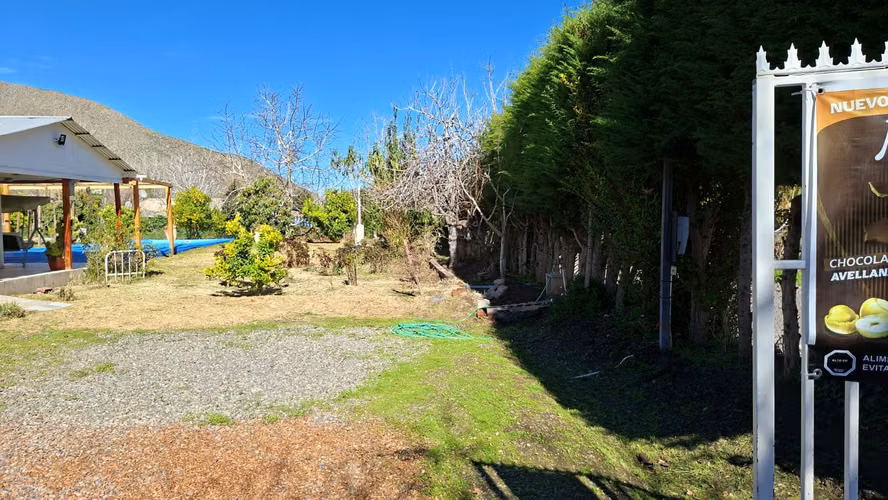 Casa con quincho, piscina y 4.124 m² en sector Hidalgo