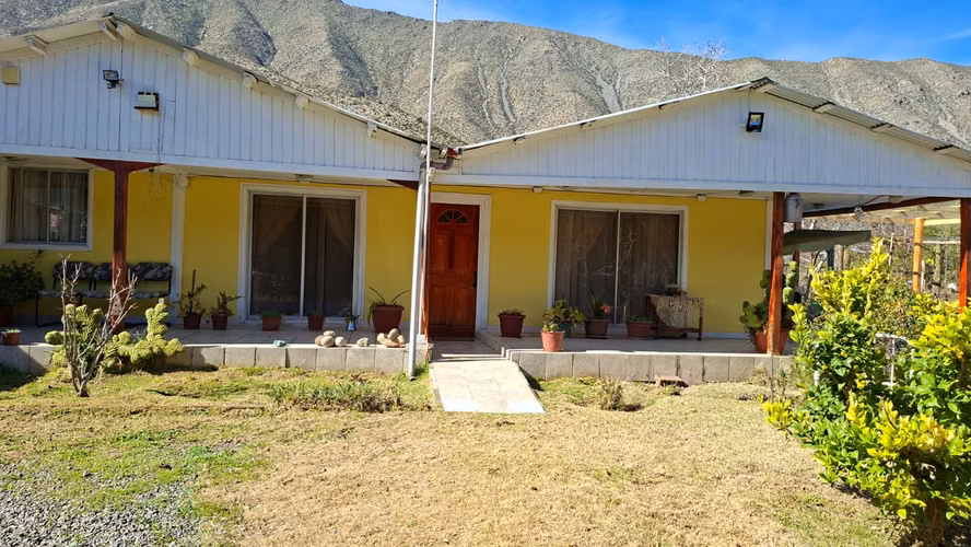 Casa con quincho, piscina y 4.124 m² en sector Hidalgo