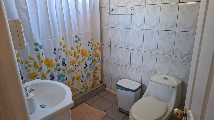 Casa con quincho, piscina y 4.124 m² en sector Hidalgo