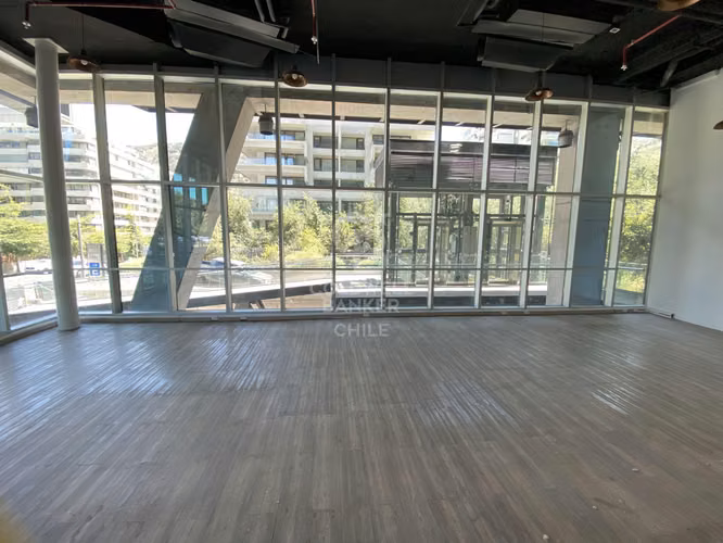 Amplio Local Nivel Calle en Barrio Las Condes Oriente - Imagen 7
