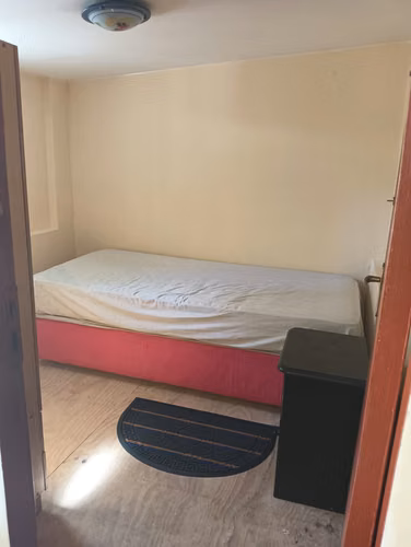 Arriendo habitación pequeña amoblada a varón $160 mil