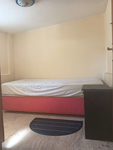 Arriendo habitación pequeña amoblada a varón $160 mil