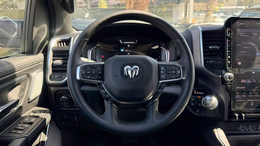Ram 1500 Laramie LARAMIE 3.0T CREW CAB (2025) - Imagen 10