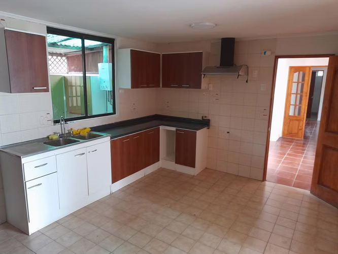 Casa, 5 dormitorios, con amplios y luminosos espacios frente al Jumbo