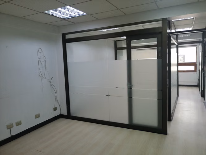 Oficina Centro con 4 Privados y Recepcion - Edif. Torre del Puerto - Imagen 8