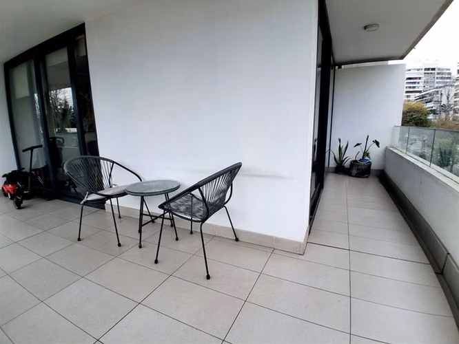 Vende Depto. Moderno 3D 2B 1E 1B con Piscina. Providencia
