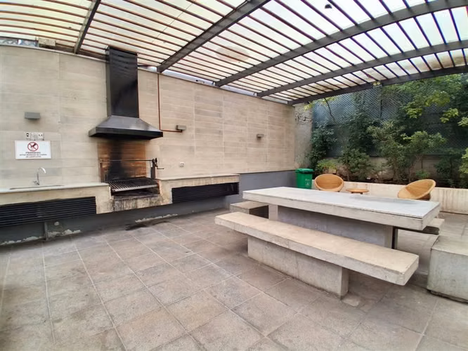 Vende Depto. Moderno 3D 2B 1E 1B con Piscina. Providencia