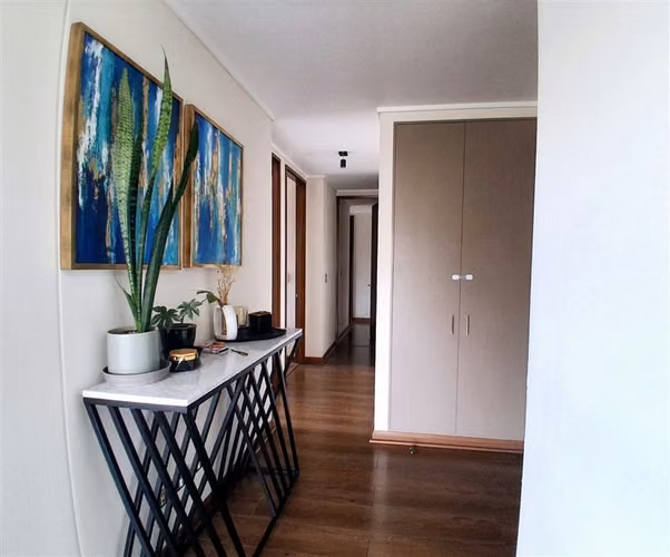 Vende Depto. Moderno 3D 2B 1E 1B con Piscina. Providencia