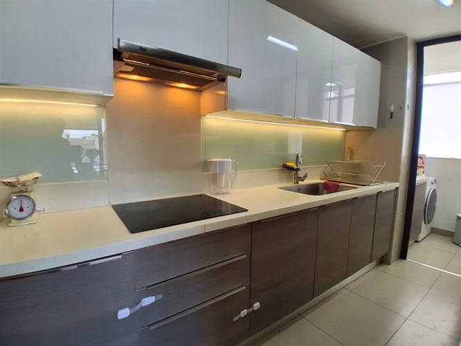 Vende Depto. Moderno 3D 2B 1E 1B con Piscina. Providencia