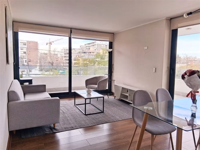 Vende Depto. Moderno 3D 2B 1E 1B con Piscina. Providencia