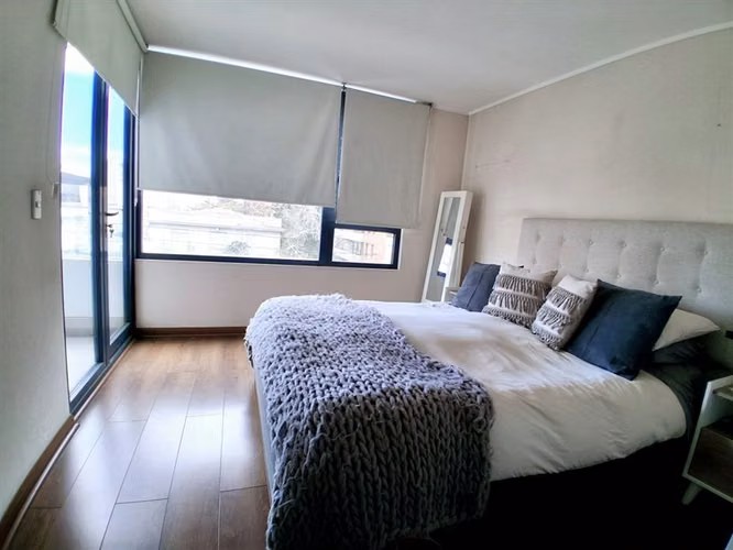 Vende Depto. Moderno 3D 2B 1E 1B con Piscina. Providencia
