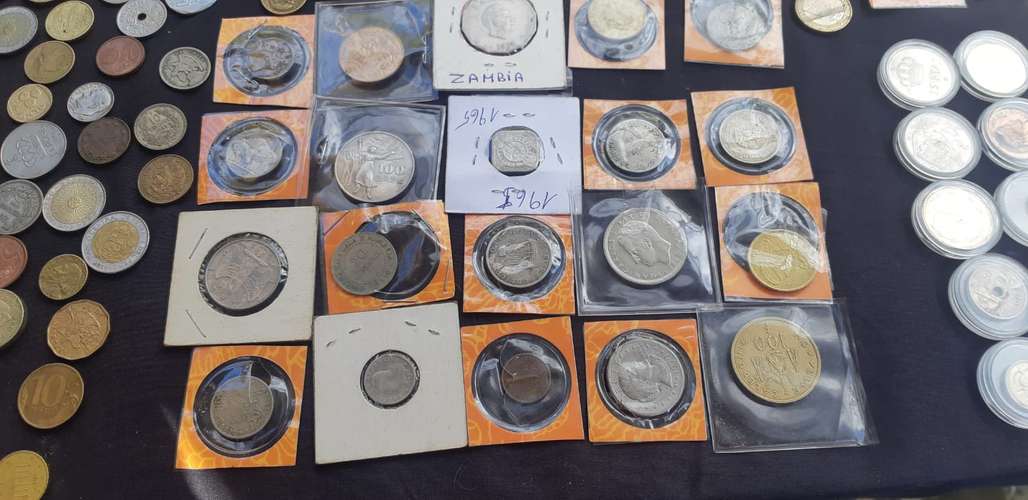 GRAN COLECCIÓN DE 1.300 MONEDAS DEL MUNDO