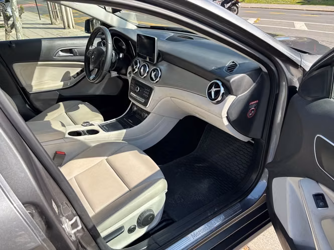 MERCEDES-BENZ GLA 200 2017