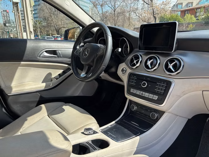MERCEDES-BENZ GLA 200 2017